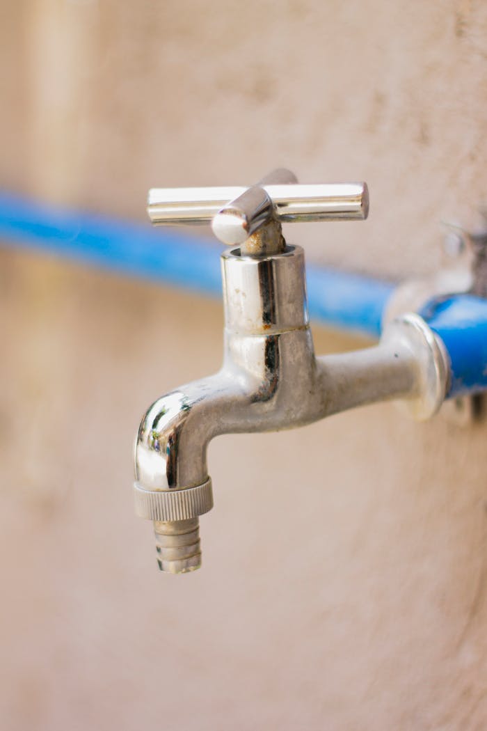 Robinet connecté à un tuyau bleu — installation sanitaire professionnelle à Lyon